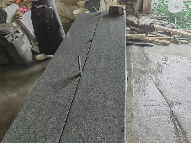 芝麻黑石材廠家加工光面g654花崗巖