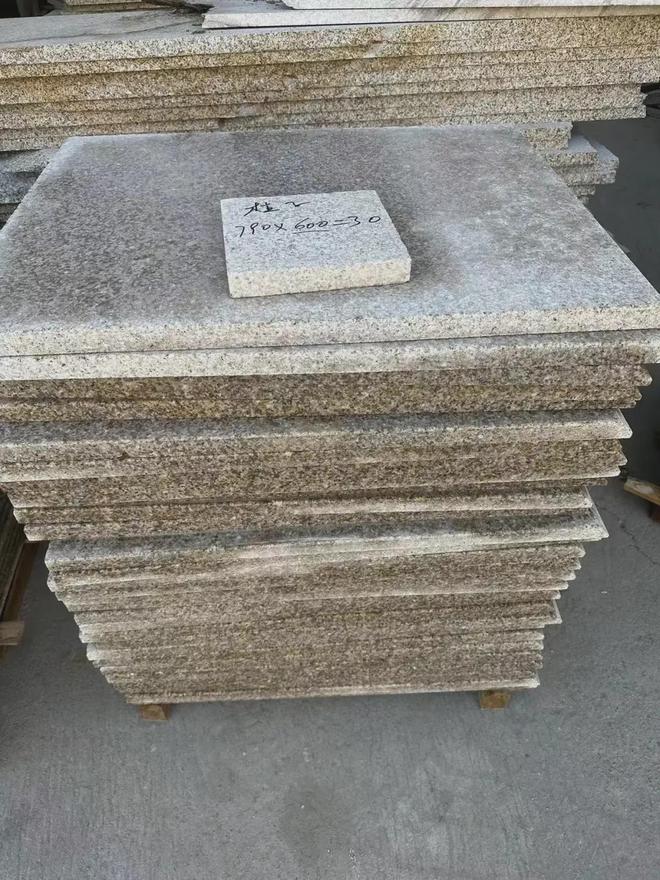 芝麻灰花崗巖及黃銹石石材加工廠家對荔枝面火燒面及光面加工
