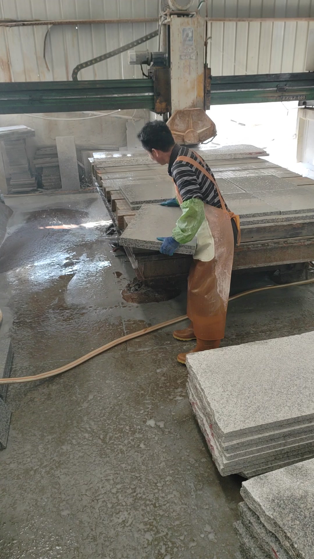 芝麻白石材廠家,加工芝麻白路沿石板材-度小視